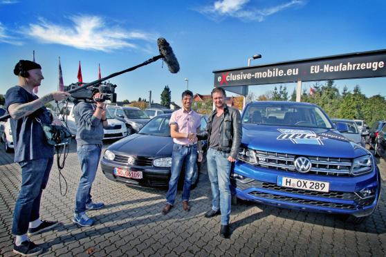 Automobil-Verkäufer Ramazan Akcay (46, Kamen) zusammen mit Fernseh-Moderator Det Müller (rechts) bei Dreharbeiten für die RTL-II-Dokusoap „Mein neuer Alter“ auf dem Gelände des Wickeder Autohauses „exclusive-mobile.eu“. FOTO: ANDREAS DUNKER
