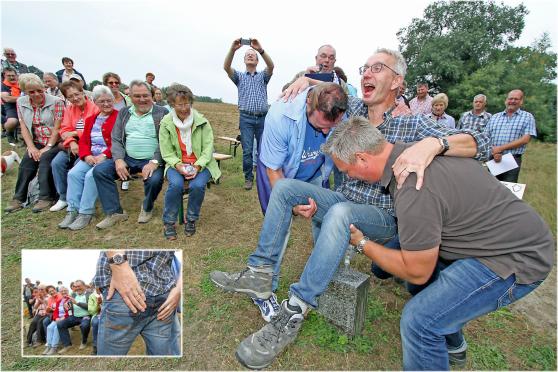 Der kommissarische Sekundarschulleiter Peter Zarnitz wurde mit seinem Hinterteil auf den nassen Schnadestein gesetzt. FOTO: ANDREAS DUNKER