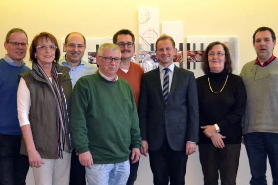 Bürgermeister Dr. Martin Michalzik (CDU) zusammen mit den BG-Mitgliedern Ilse Prünte, Thomas Schäfer, Cajus Crachus Steffen, Uwe Eder sowie Kämmerer Christian Wiese von der Gemeindeverwaltung und Mechthild Frankenberg nebst Andreas Pietsch (von links) ARCHIVFOTO: BG WICKEDE