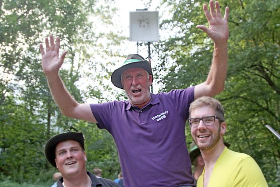 Ulrich Thiele geht als Sieger aus dem Wettschießen hervor und wird neuer Schützenkönig der St.-Johannes-Bruderschaft Wickede – Wiehagen. Links: Philipp Arndt – rechts: Oliver Thiele FOTO: ANDREAS DUNKER