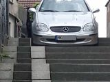 Kein Treppenwitz: Mercedes fährt einige Stufen hinab