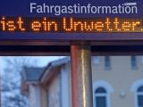 Bahnverkehr blockiert, Flugbetrieb eingestellt und Schulunterricht abgesagt