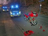 Motorradfahrer wird mehrere Meter durch die Luft geschleudert