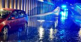 Starkregen: Pkw bleibt in überfluteter Unterführung stehen