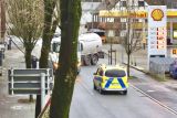 B 63 gesperrt: Tank-Sattelzug steht quer vor Shell-Tankstelle 