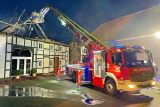 Nächtlicher Brand: Fachwerkhaus und Stallung in Flammen