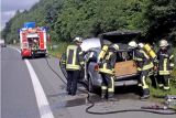 Pkw gerät auf Autobahn in Brand