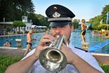 Musikzug präsentierte „Hübsche Frau“ im Freibad