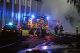 Lkw-Brand: Feuerwehr kann Übergreifen der Flammen auf Bente-Immobilie verhindern