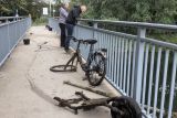 Statt Fische alte Fahrräder am Haken (mit Video)