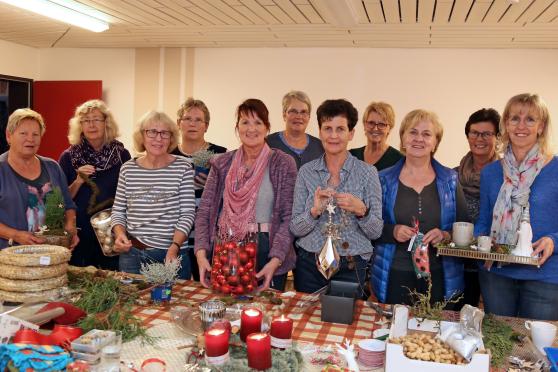 Die fleißigen Frauen, die die Deko-Artikel für die Advents- und Weihnachtszeit basteln. Der Erlös des Projektes ist für die christliche Mission bestimmt. ARCHIVFOTO: ANDREAS DUNKER