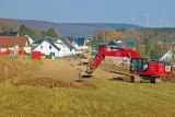 Baugebiet-Erschließung hat begonnen: Bagger tragen obere Bodenschicht ab 
