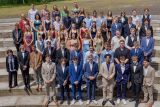 53 Absolventen erhalten ihre Abschlusszeugnisse