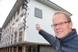 Fassaden-Sanierung am Rathaus: Wappen aus Schieferstein neu zur Geltung gebracht