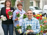 „Wickede blüht“: Heimische Händler verschenken über tausend Blumen an Kunden