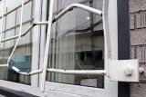 Einbruch: Massive Fenstergitter mit brachialer Gewalt auseinander gebogen