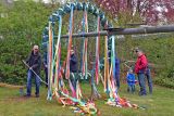 Maibaum mit 720 Metern buntem Flatterband aufgestellt