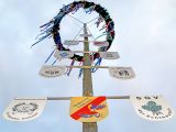 Echthausen: Bunter Maibaum-Kranz unter grauem Himmel
