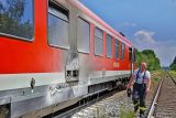 Regionalexpress RE 17: Zugführer muss Bahn auf offener Strecke stoppen und Brand löschen