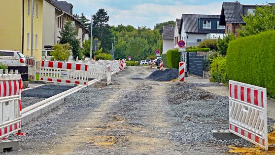 Die Sanierung der Fahrbahn in der Freiherr-vom-Stein-Straße ist noch nicht abgeschlossen. FOTO: ANDREAS DUNKER