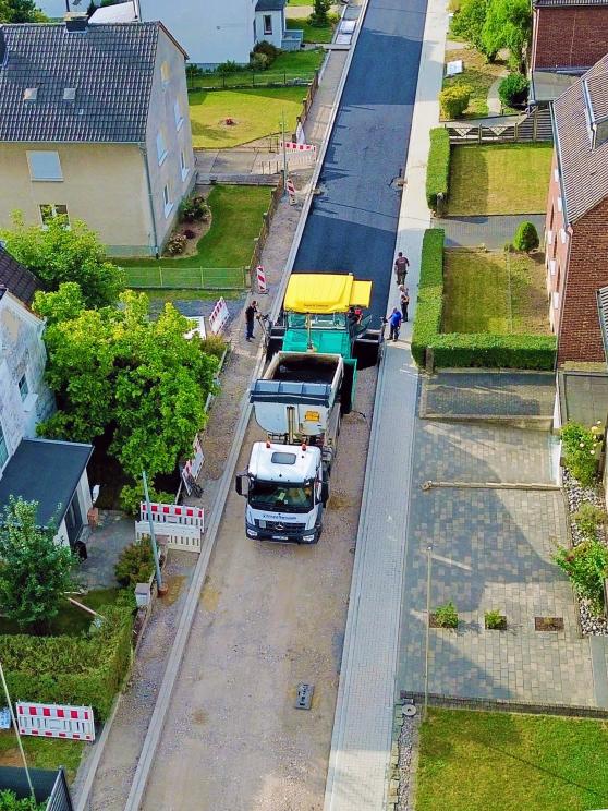 In der Hohen Straße trägt eine Asphaltmaschine die neue Decke auf. FOTO: MARTIN MICHALZIK / GEMEINDE WICKEDE (RUHR)