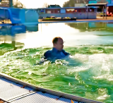 Noch vor Ende der ersten hundert Tage im Amt geht Wickedes neuer Bürgermeister bereits „baden“