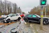 61-jährige Beifahrerin schwer verletzt – drittes Auto durch Trümmerteile beschädigt